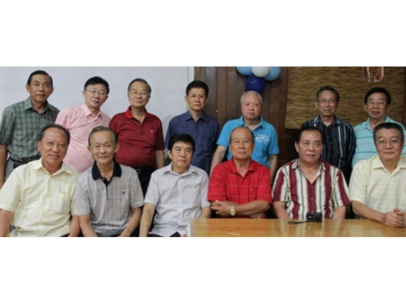 同学相聚在万雅佬